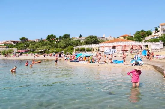 Pláž 400 m od objektu.