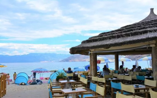 Restaurace a bary na pláží.