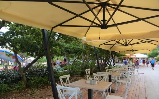 Baška promenáda podél moře.