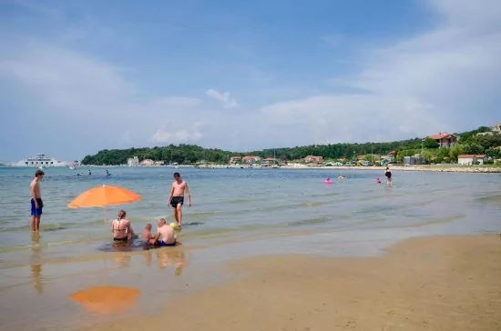 Lopar písečná pláž s pozvolným vstupem do moře.