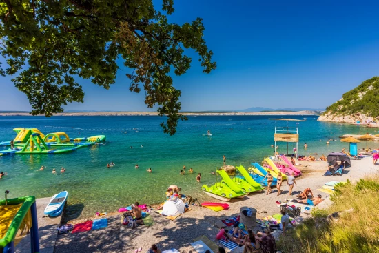 Oblázková pláž Kačjak 900 m od objektu.