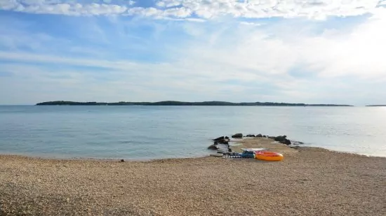 Oblázková pláž 350 m pěší chůzí.