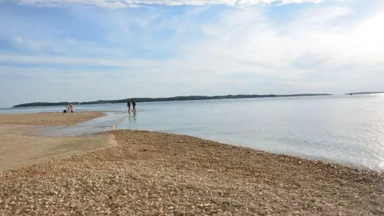 Oblázková pláž 500 m pěší chůzí od objektu.