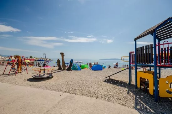 Pláž 1,5 km pěší chůzí od objektu.