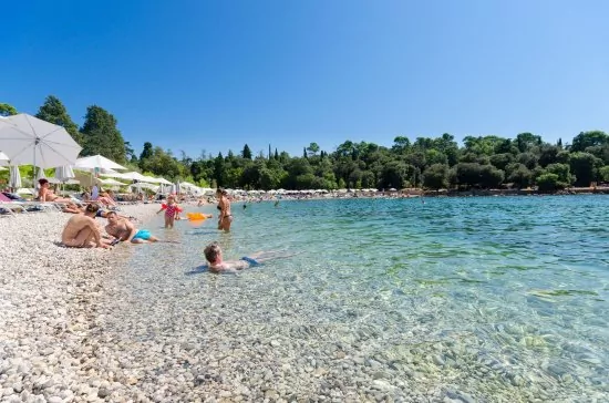 Oblázková pláž 1,4 km pěší chůzí v Rovinj.