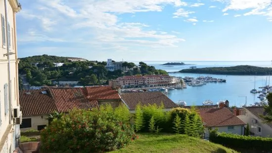 Vrsar s výhledem na přístav.