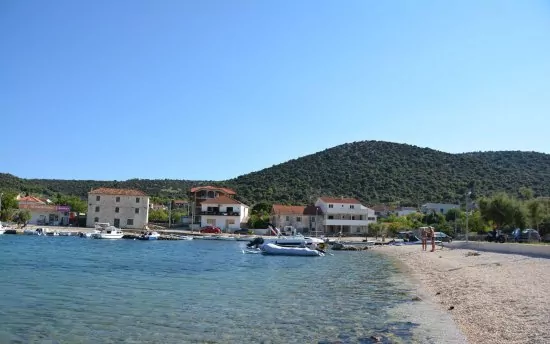 Vinišće pláž Zagrada s pozvolným vstupem do moře.