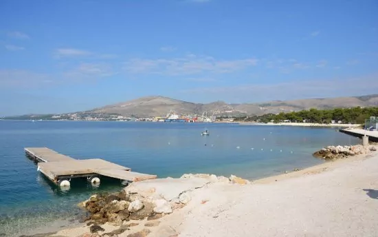 Oblázková pláž 300 m pěší chůzí.