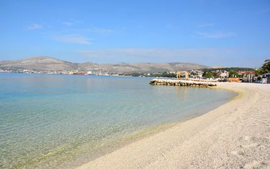 Pláž 300 m pěší chůzí od objektu.