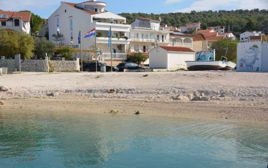 Oblázková pláž 300 m pěší chůzí.