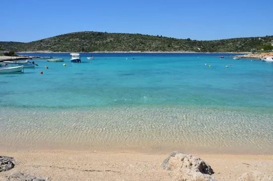 Oblázková pláž 70 m pěší chůzí.