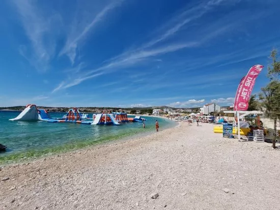 Oblázková pláž 250 m pěší chůzí.