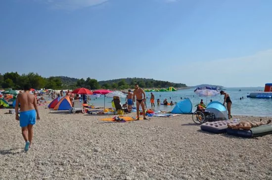 Oblázková pláž 250 m pěší chůzí.