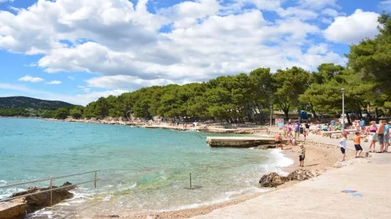 Tribunj oblázkovo-betonová pláž 50 m od objektu.