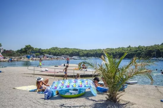 Tribunj pobřeží a pláž 400 m od objektu.