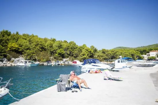 Moře a pláž v Tribunj.