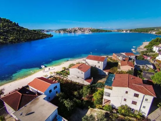 Pláž přímo před brankou domu.