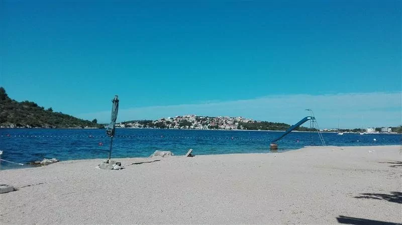 Pláž přímo před domem.