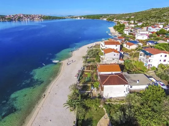 Pláž přímo před brankou domu.