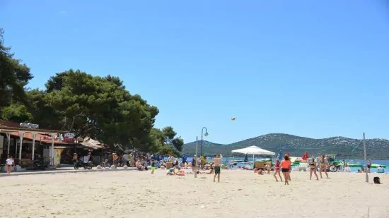 Biograd oblázková pláž.