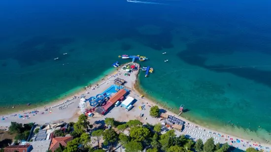 Biograd na Moru letecký pohled na pobřeží a město.