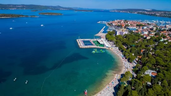 Biograd na Moru letecký pohled na pobřeží a město.