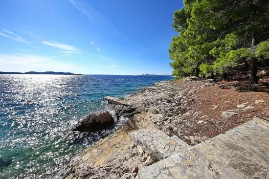 Moře a pláž přímo pod domem.