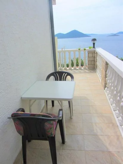 Výhled z apartmánu na moře.