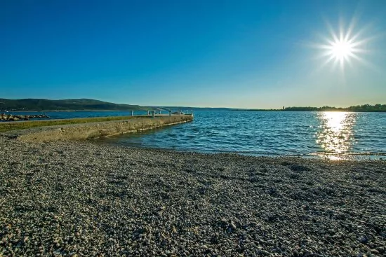Seline oblázková pláž 80 m pěší chůzí.