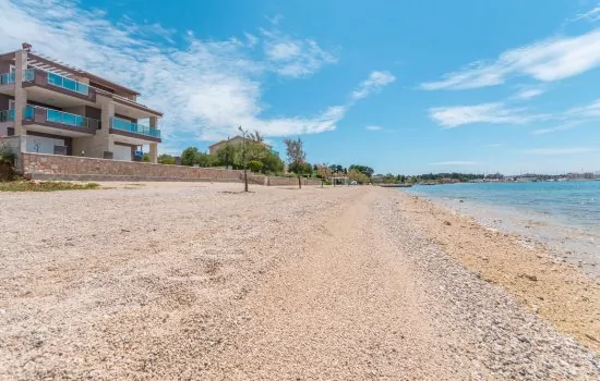 Vila přímo u břehu moře.