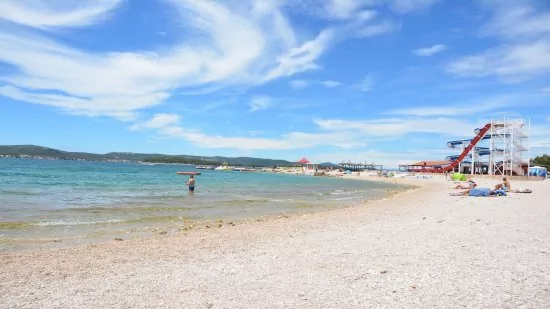 Pláž Dražica a tobogán.