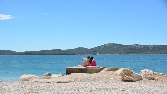 Biograd oblázková pláž 750 m pěší chůzí.