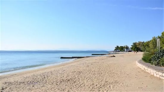 Crikvenica písčito-oblázková pláž.