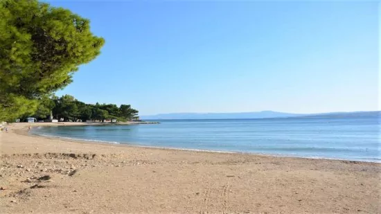 Crikvenica písčito-oblázková pláž.
