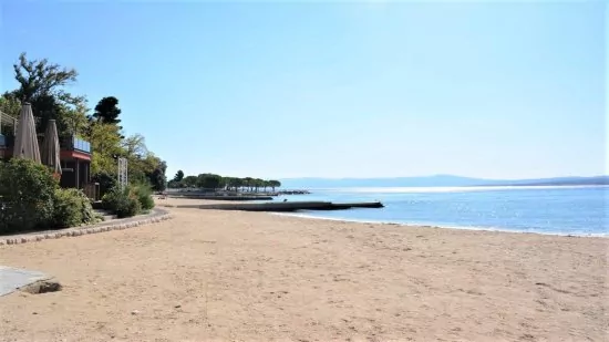 Crikvenica písčito-oblázková pláž.