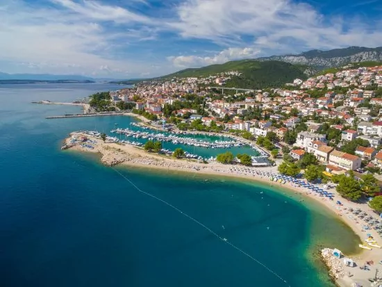 Crikvenica letecký pohle dna pobřeží a město.