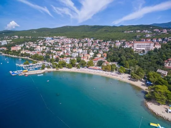 Crikvenica letecký pohle dna pobřeží a město.