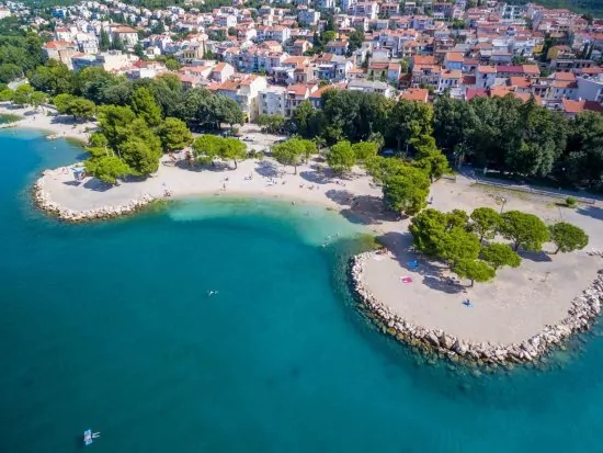 Crikvenica letecký pohle dna pobřeží a město.