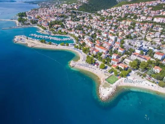 Crikvenica letecký pohle dna pobřeží a město.