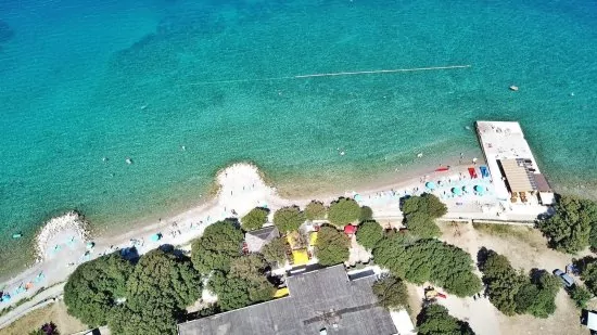 Klenovica a letecký pohled na pláž Podvorska.