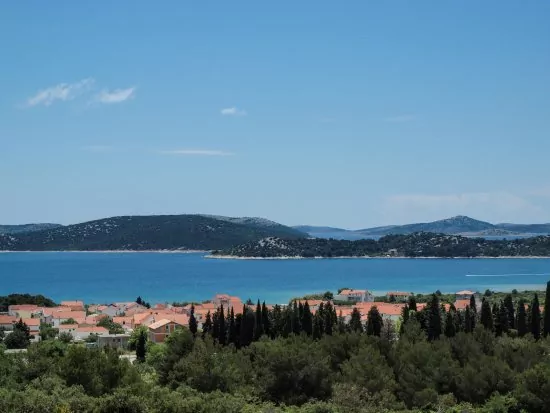 Výhled na moře z terasy apartmánu.