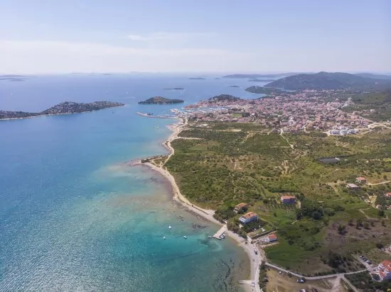 Vodice letecký pohled na pobřeží a moře.