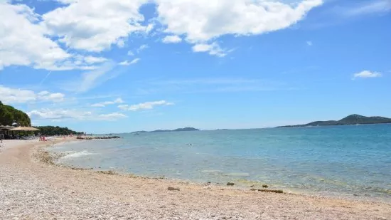 Biograd na Moru oblázková pláž.