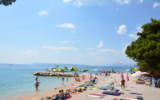 Oblázková pláž 300 m pěší chůzí.