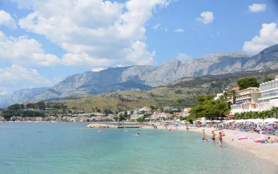 Oblázková pláž 300 m pěší chůzí.