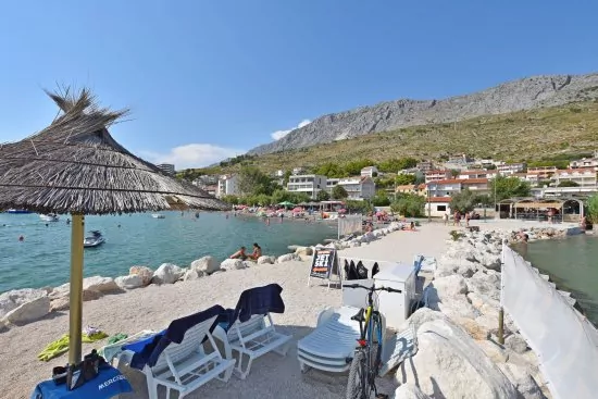 Písečná pláž s pozvolným vstupem do moře.