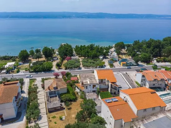 Dům z leteckého pohledu.