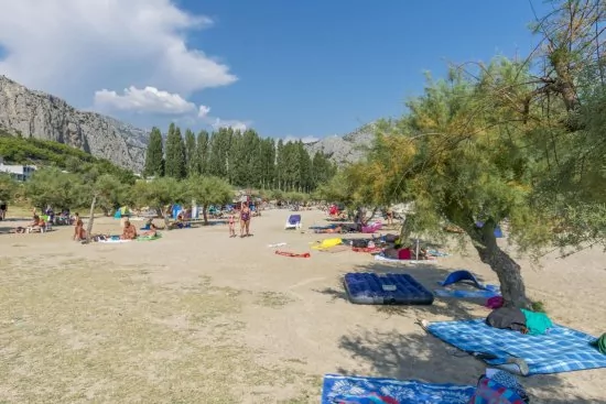 Duće písečná pláž 90 m pěší chůzí od objektu.