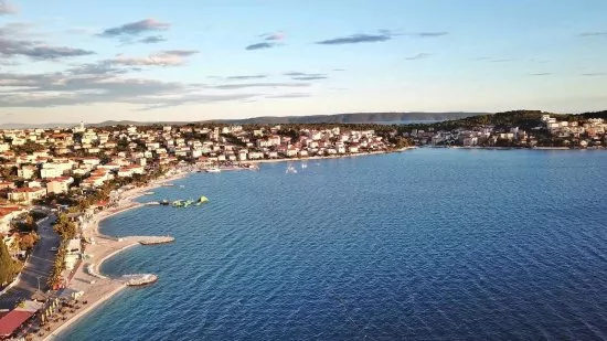 Letecký pohled na Okrug Gornji a pláž Copacabana.