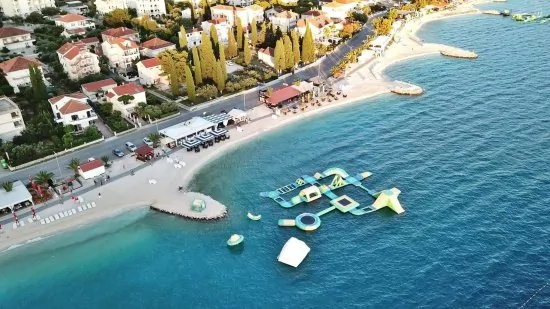 Letecký pohled na Okrug Gornji a pláž Copacabana.
